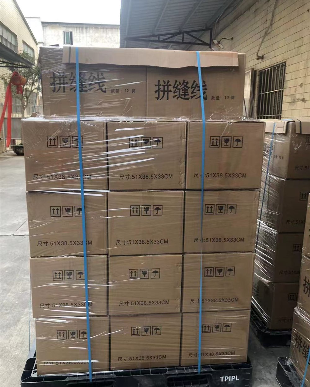 固定在托盘上的拼缝线包装纸箱